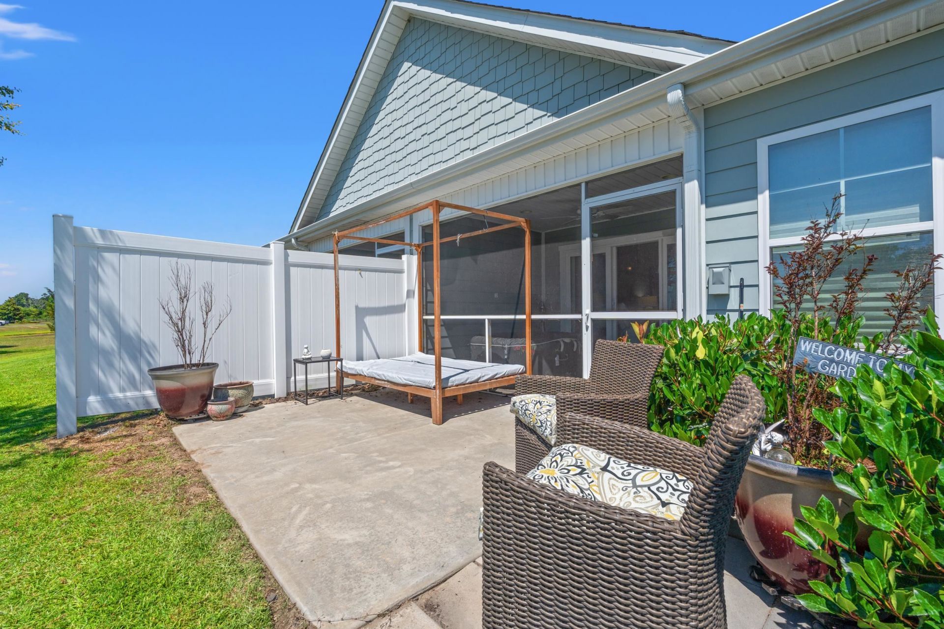 136 Queens Cove Place  Photo 6