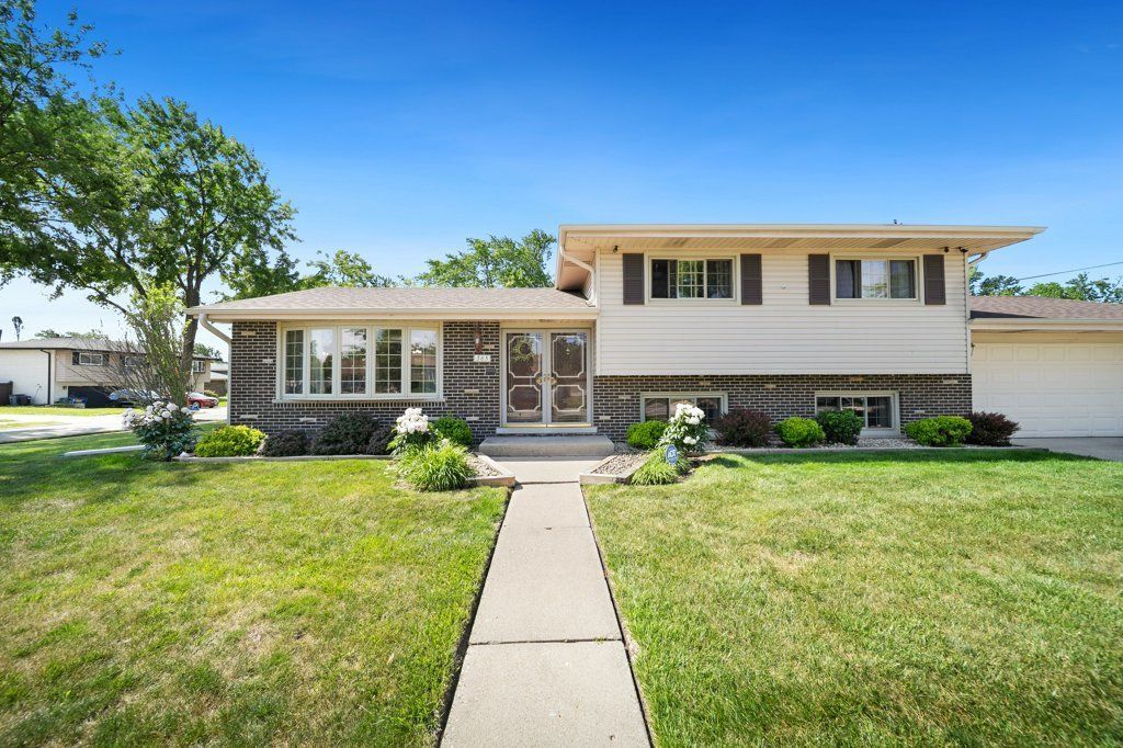 365 W Myrick Avenue, Addison, IL 60101 Main Photo