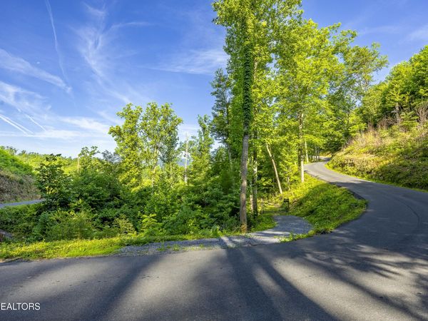 628 Loop Rd, Gatlinburg, TN 37738