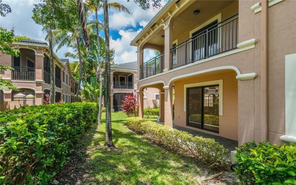 2692 Center Ct Drive, Unit 2-32, Weston, FL 33332 Photo