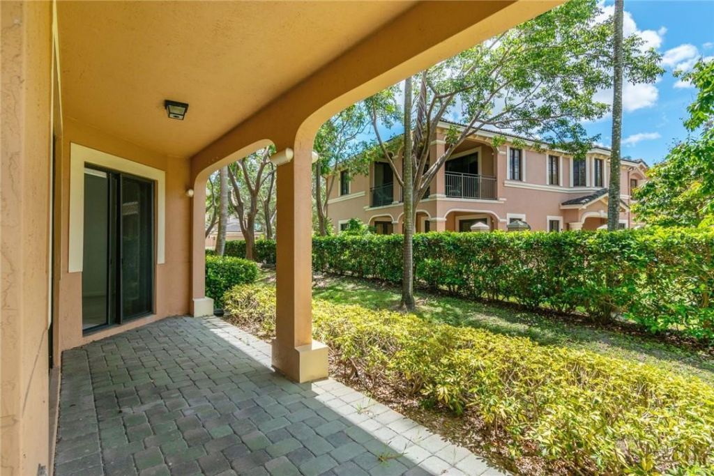 2692 Center Ct Drive, Unit 2-32, Weston, FL 33332 Photo