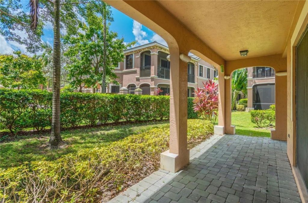 2692 Center Ct Drive, Unit 2-32, Weston, FL 33332 Photo
