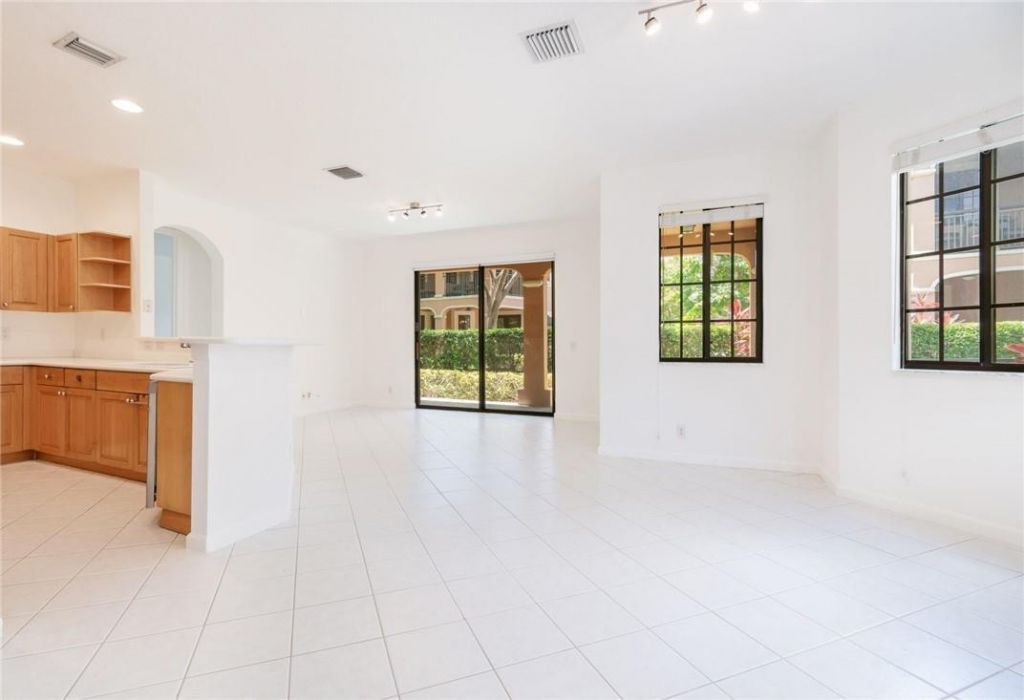 2692 Center Ct Drive, Unit 2-32, Weston, FL 33332 Photo