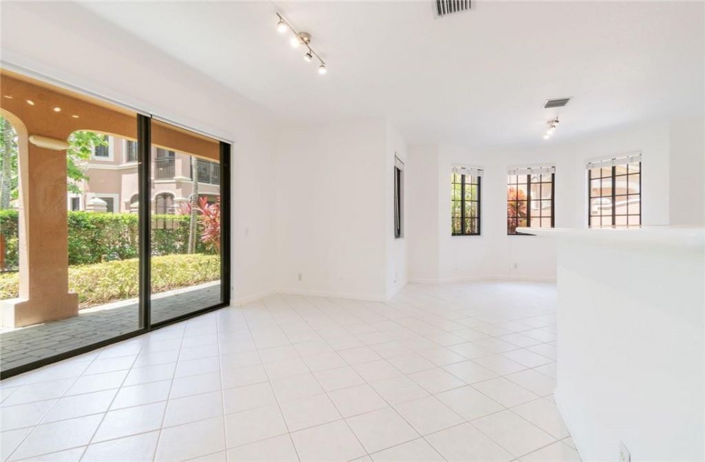 2692 Center Ct Drive, Unit 2-32, Weston, FL 33332 Photo
