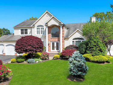 25 Yellow Top Lane , Smithtown, NY 11787