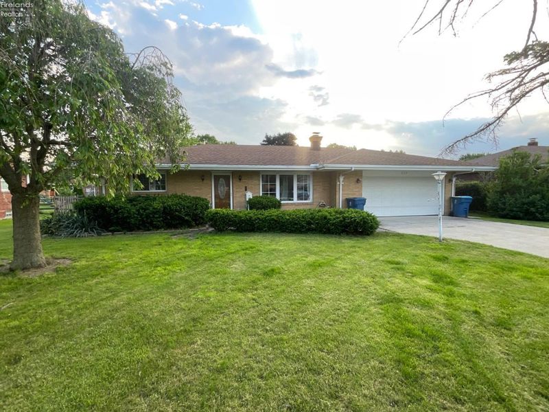 209 Parkview Drive, Walbridge, OH 43465 Photo 1
