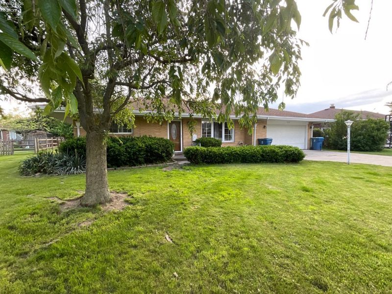 209 Parkview Drive, Walbridge, OH 43465 Photo 2