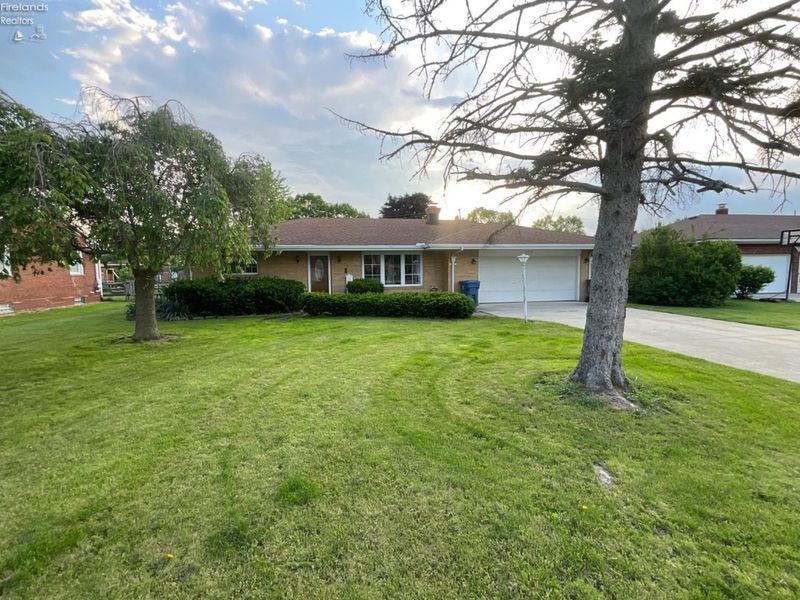 209 Parkview Drive, Walbridge, OH 43465 Photo 3