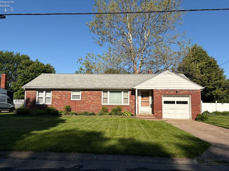 527 Washington Avenue, Huron, OH 44839 Photo 1