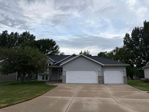 1907 33rd Street S, Moorhead, MN 56560