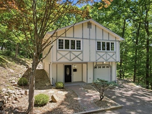 3 Conklin Ave, Hopatcong, NJ 07874