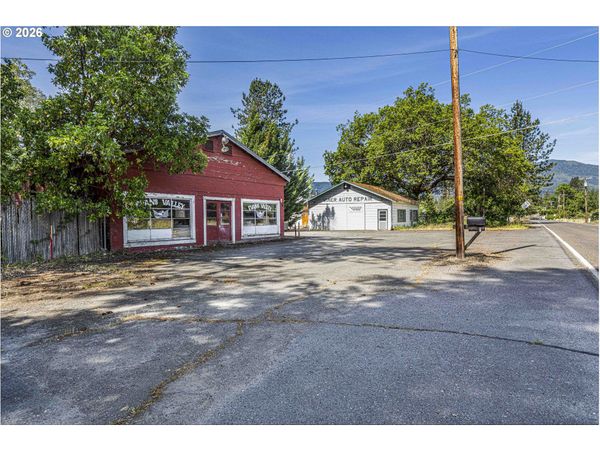 8622 E EVANS CREEK RD, Rogue River, OR 97537