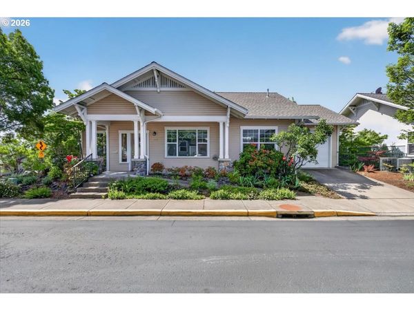 846 STONY PT, Ashland, OR 97520