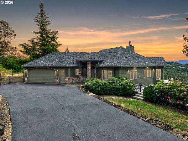 215 EAGLE DR, Roseburg, OR 97471