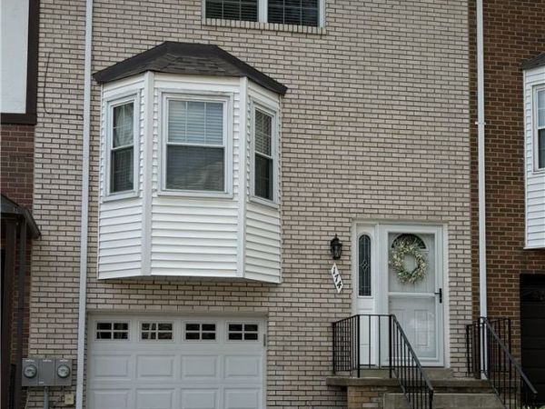 174 Woodstone Ln, New Kensington, PA 15068