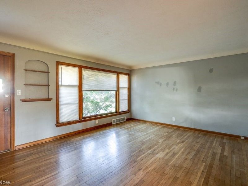 251 E 286th Street, Willowick, OH 44095 Photo 6