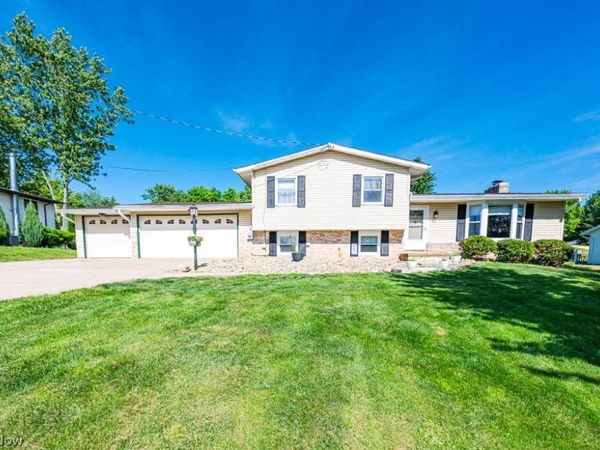 7308 Lake O Springs Avenue NW, North Canton, OH 44720