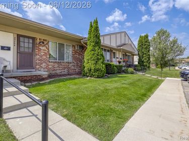 25204 Franklin Terrace, South Lyon, MI 48178
