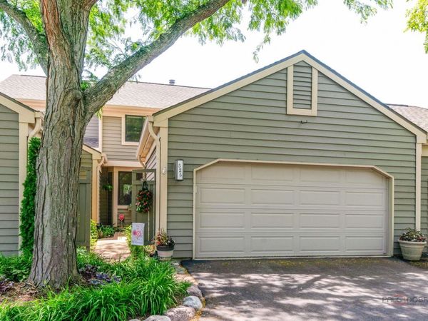 525 WHITE OAK Lane , Unit 26525, Lake Barrington, IL 60010