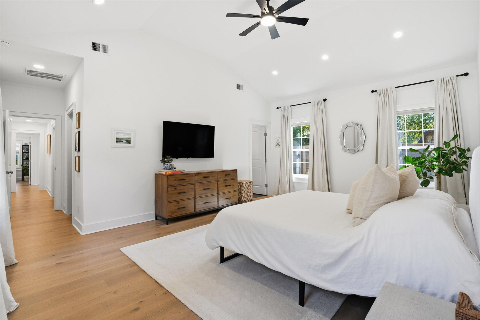 311 Lamont Road Photo 15