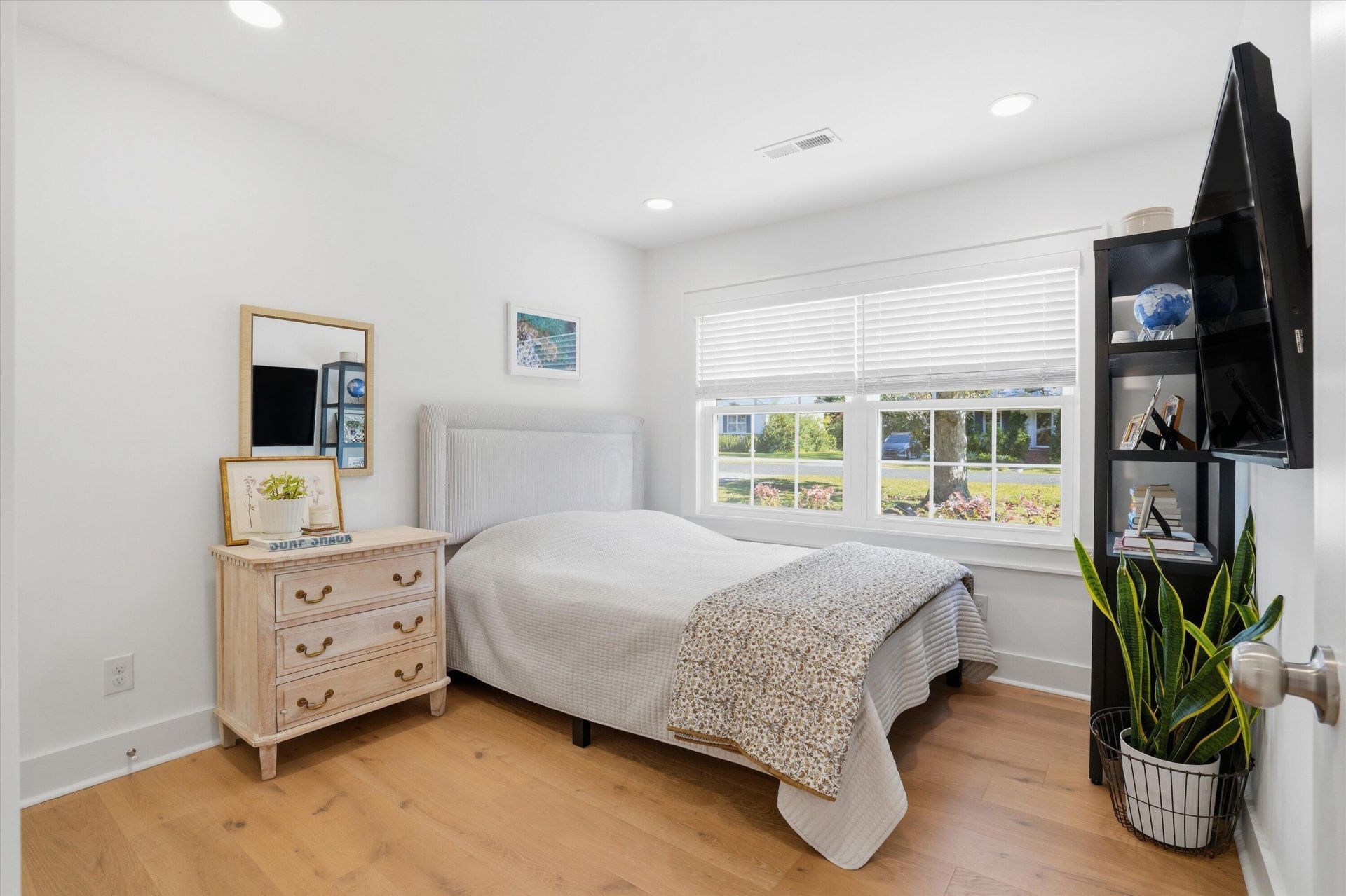 311 Lamont Road Photo 20
