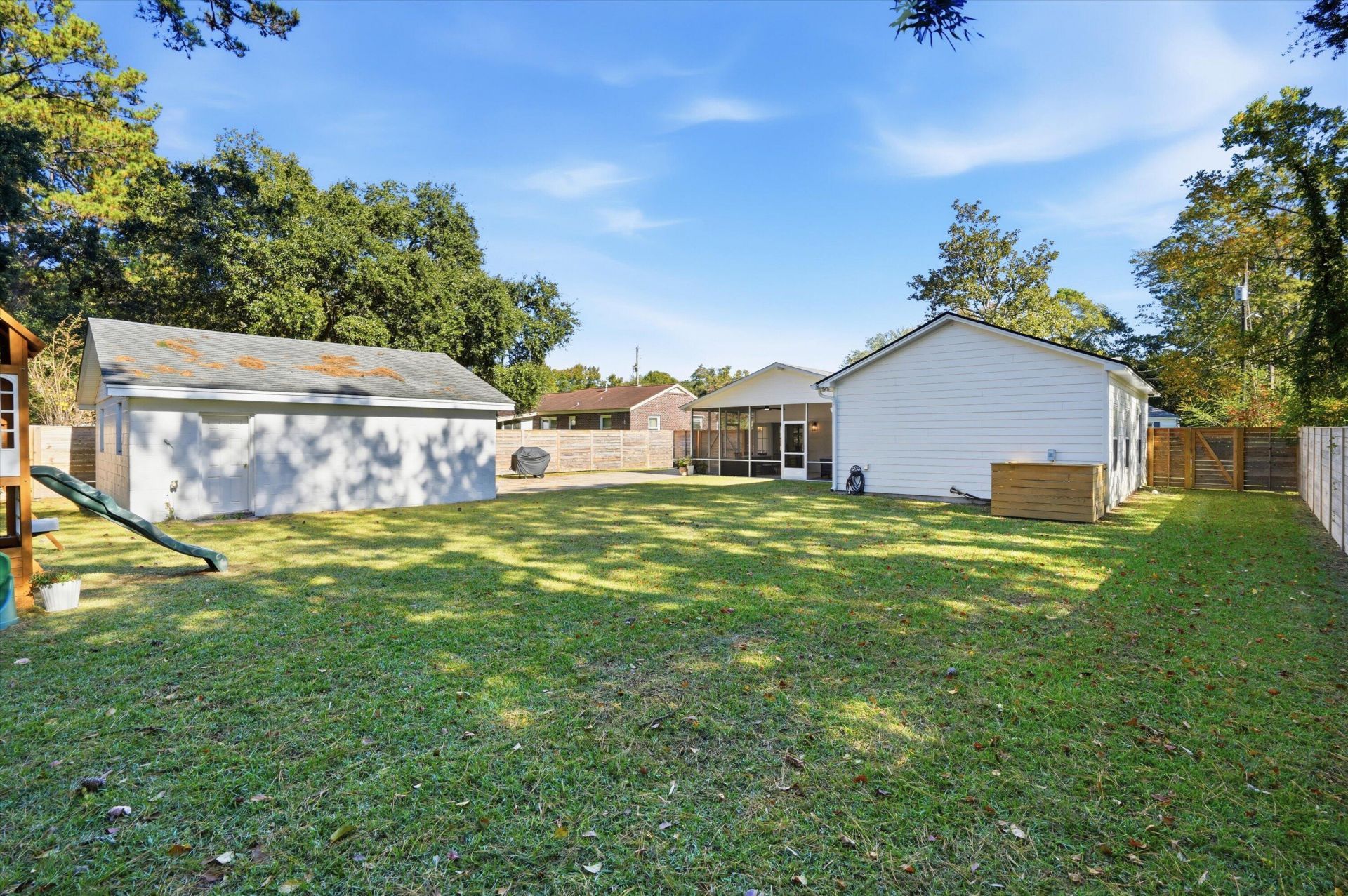 311 Lamont Road Photo 29