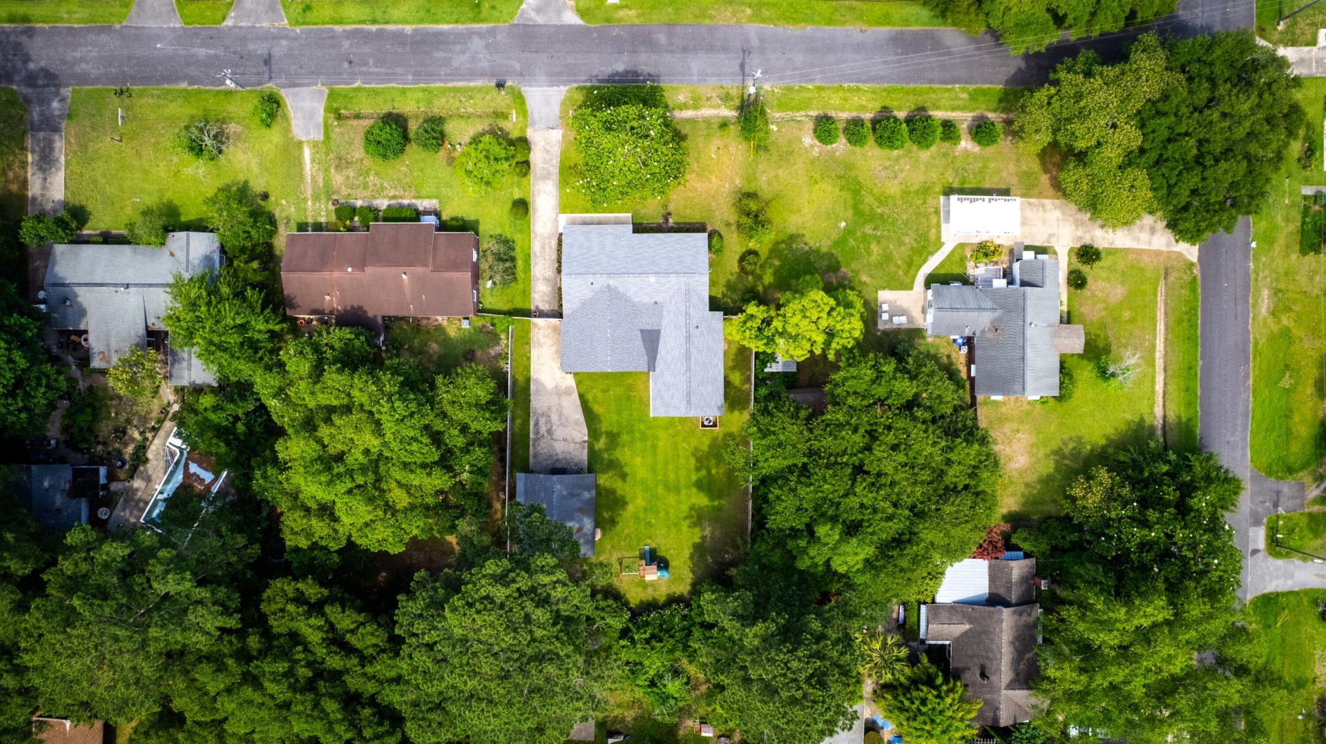 311 Lamont Road Photo 32