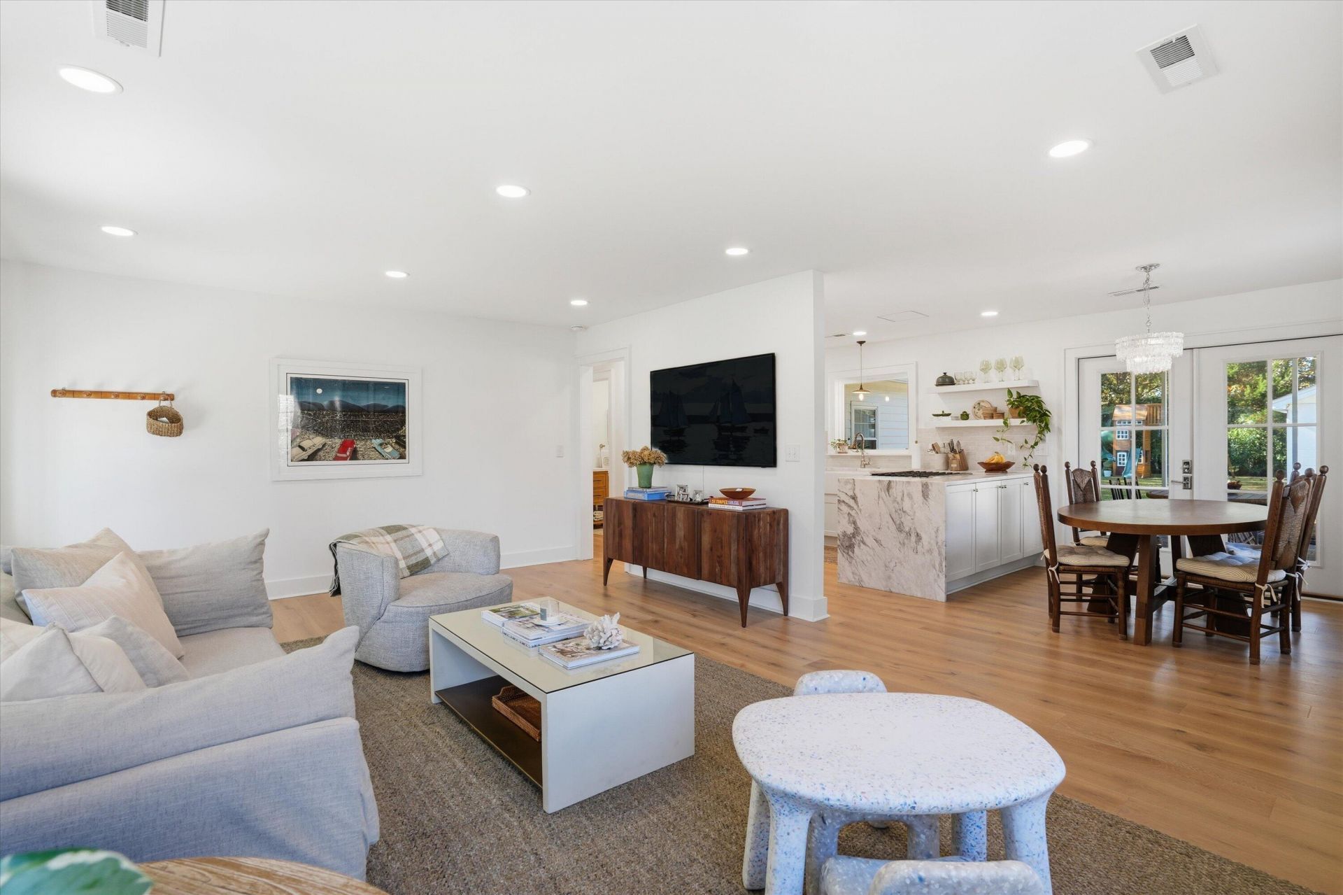 311 Lamont Road Photo 8