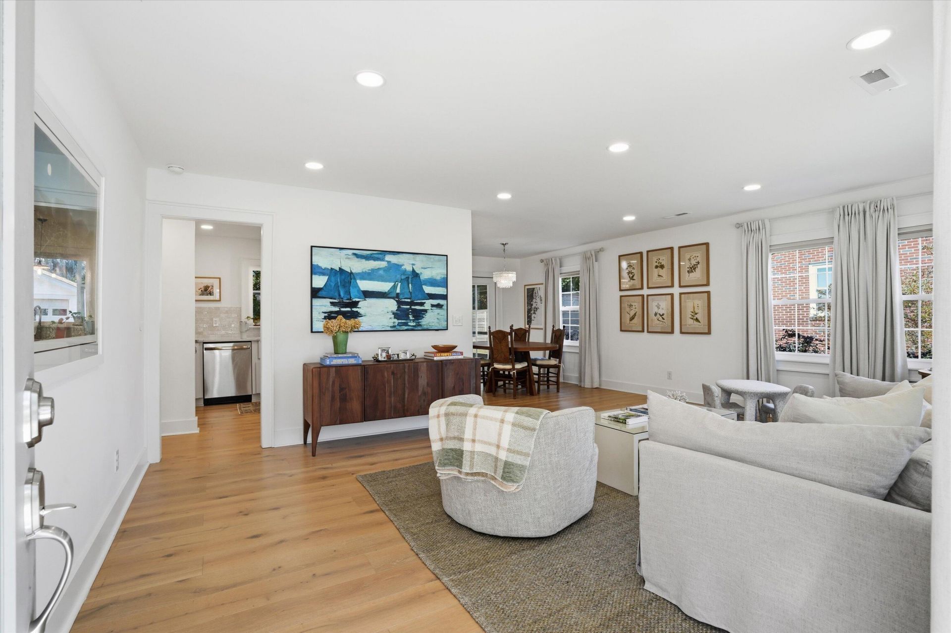 311 Lamont Road Photo 9