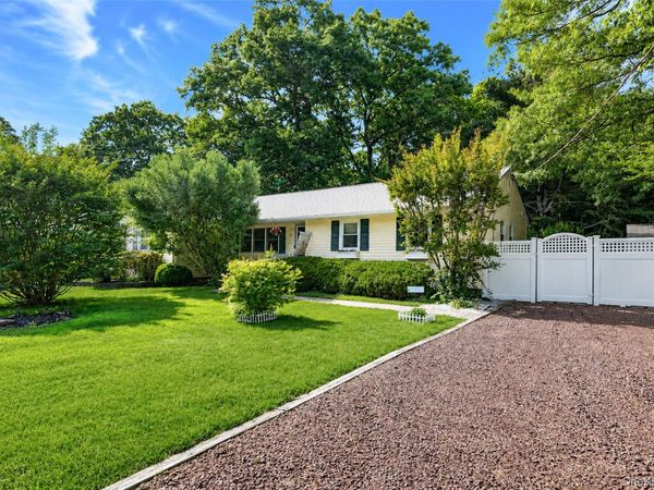20 Loretta Court , Coram, NY 11727