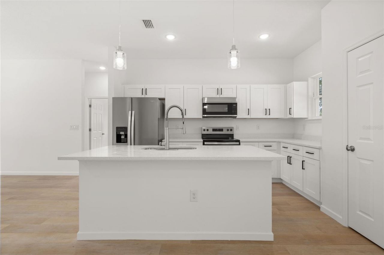 8100 N Hillview Circle , Dunnellon, FL 34434 Photo