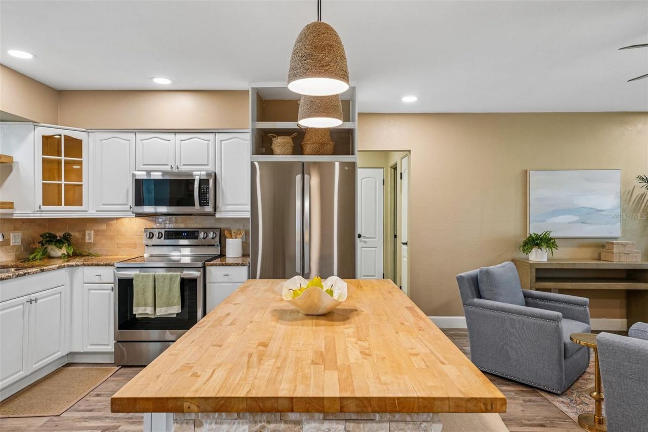 9725 48th Place N, Saint Petersburg, FL 33708 Photo