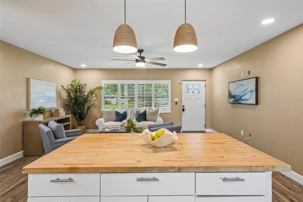 9725 48th Place N, Saint Petersburg, FL 33708 Photo