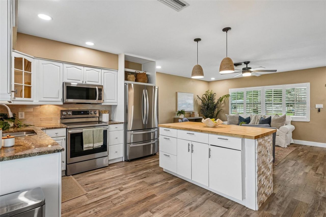 9725 48th Place N, Saint Petersburg, FL 33708 Photo