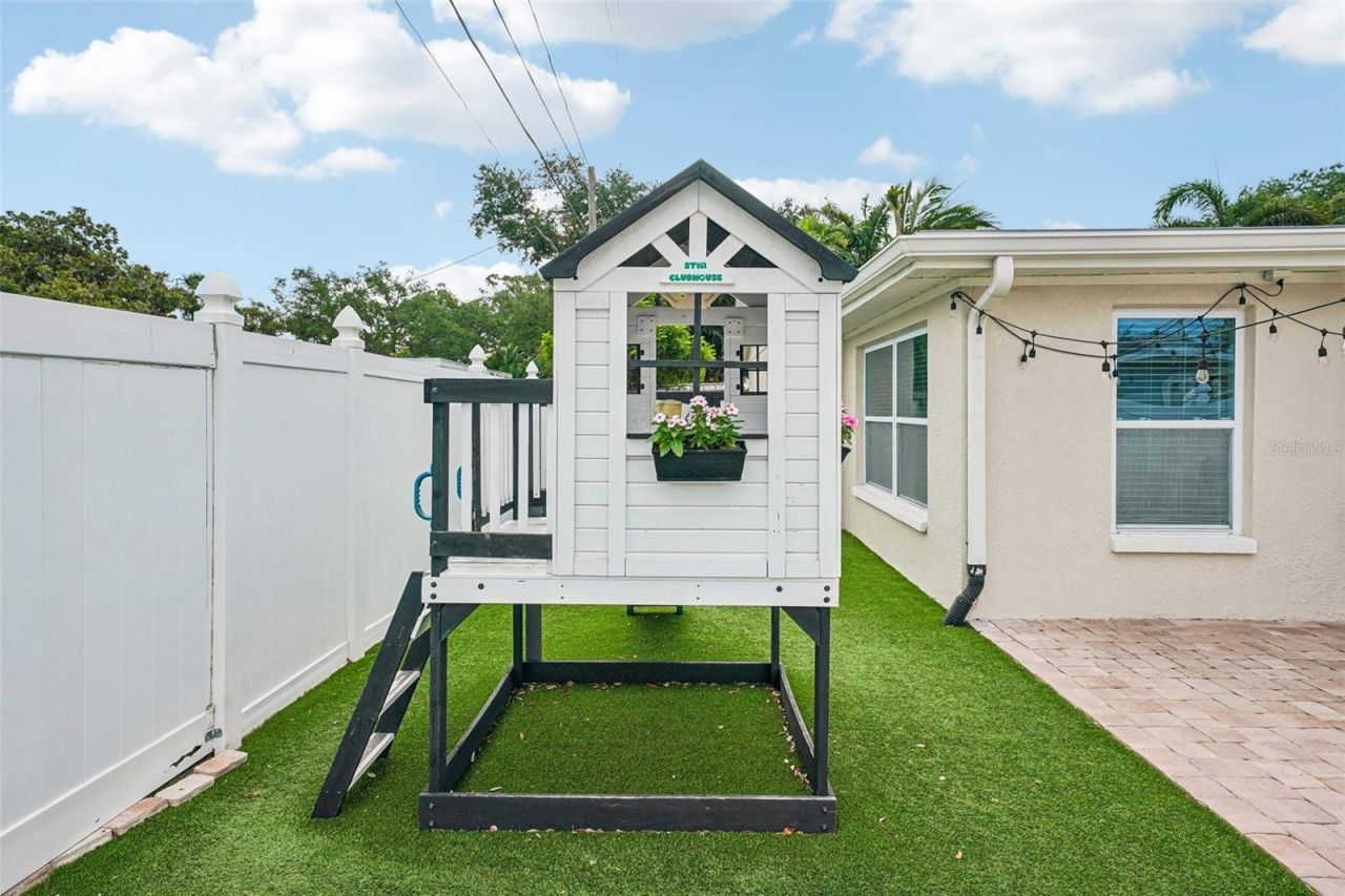 9725 48th Place N, Saint Petersburg, FL 33708 Photo