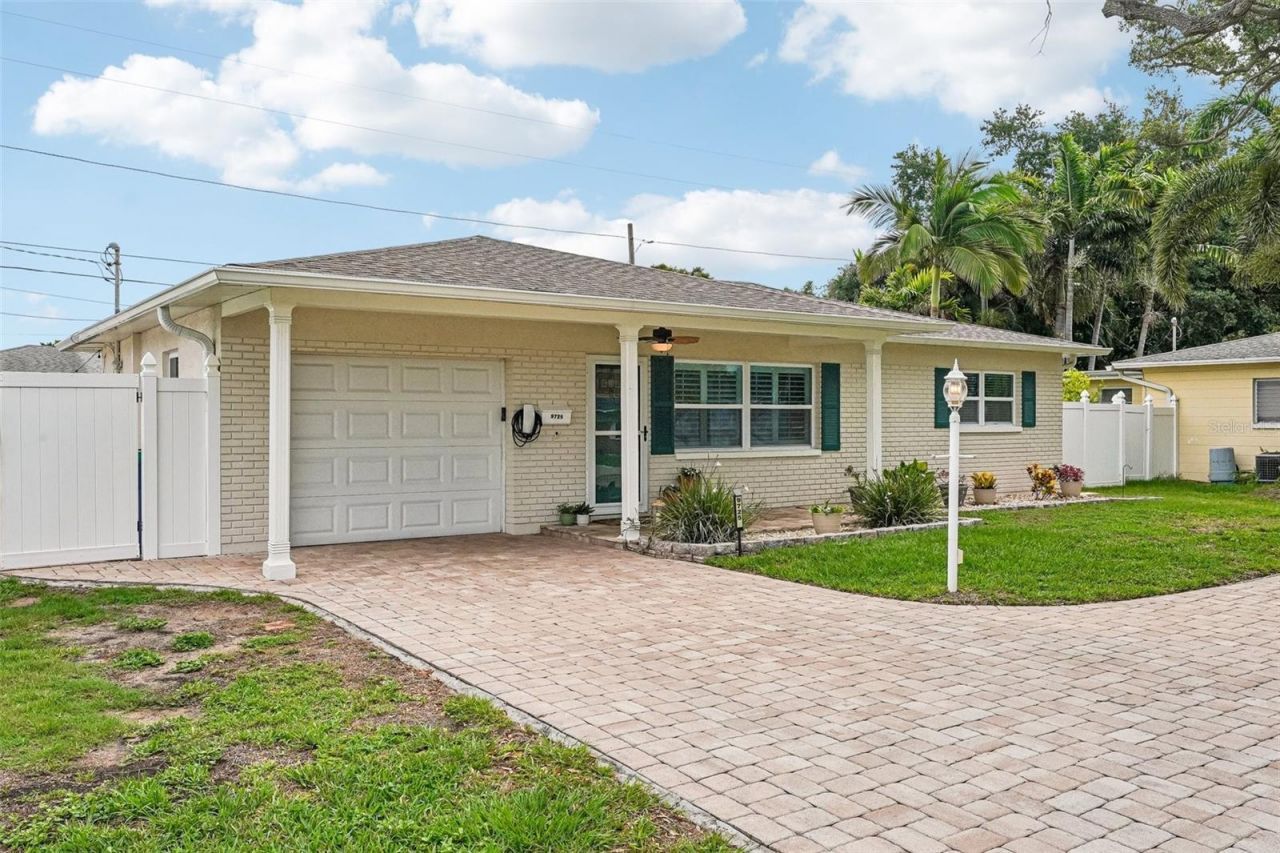 9725 48th Place N, Saint Petersburg, FL 33708 Photo