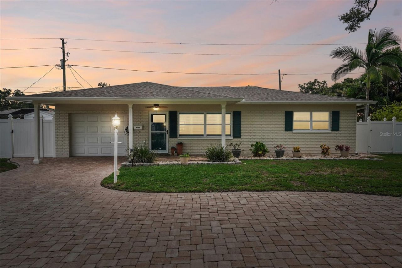 9725 48th Place N, Saint Petersburg, FL 33708 Photo