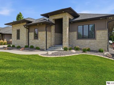 9700 Thornwood Circle, Lincoln, NE 68512
