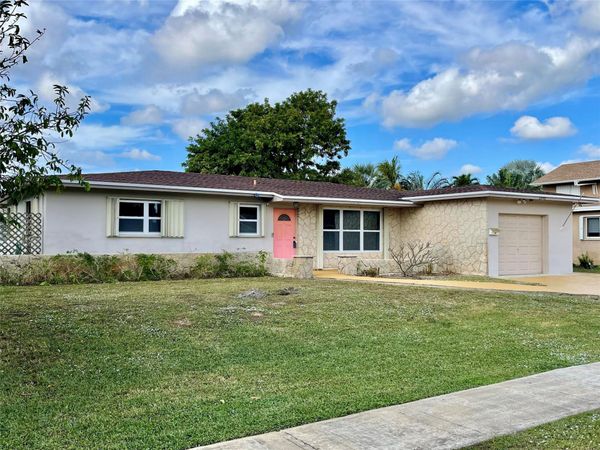 2090 NW 84th Terrace, Pembroke Pines, FL 33024