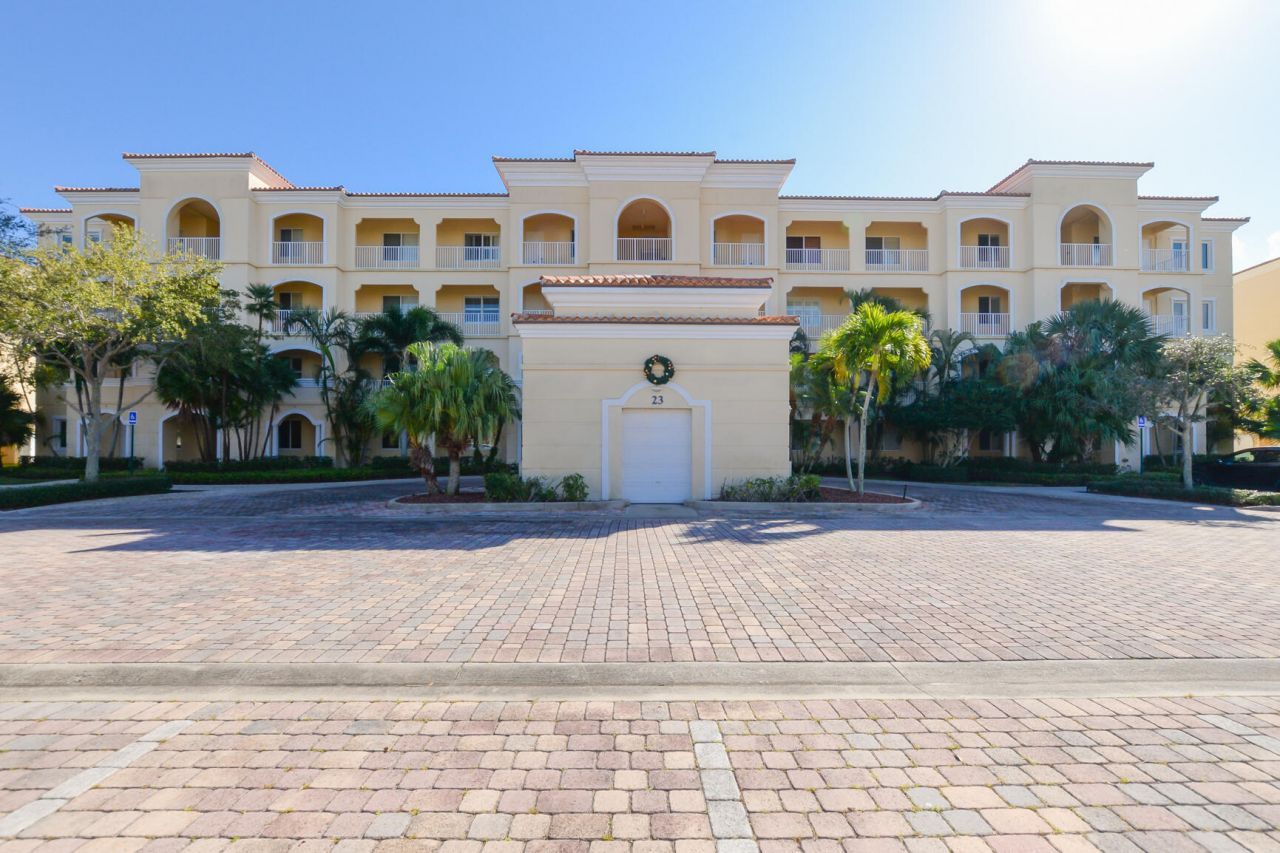 23 Harbour Isle Drive W, Unit 303, Fort Pierce, FL 34949 Photo