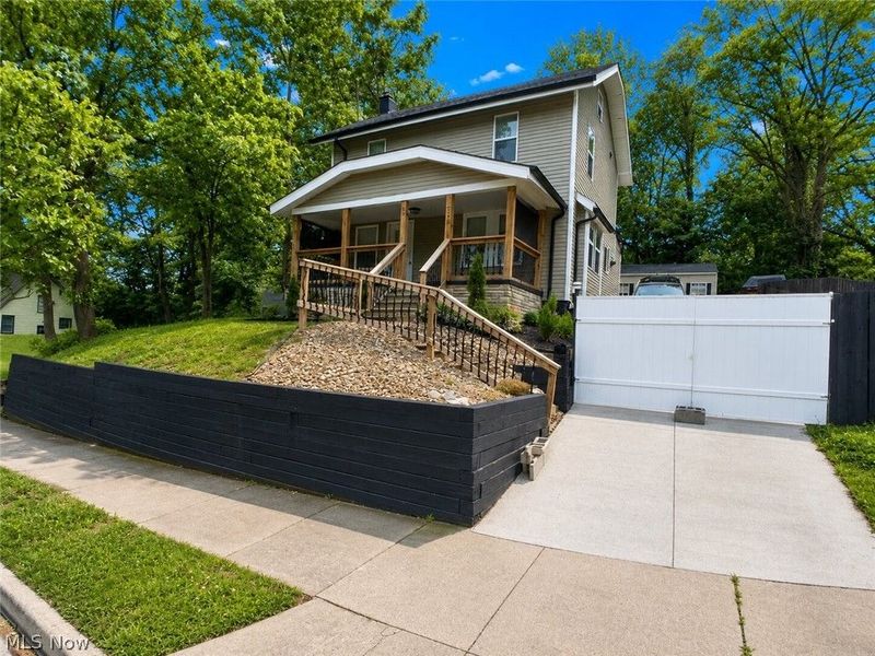 718 Easter Avenue, Akron, OH 44307 Photo 2