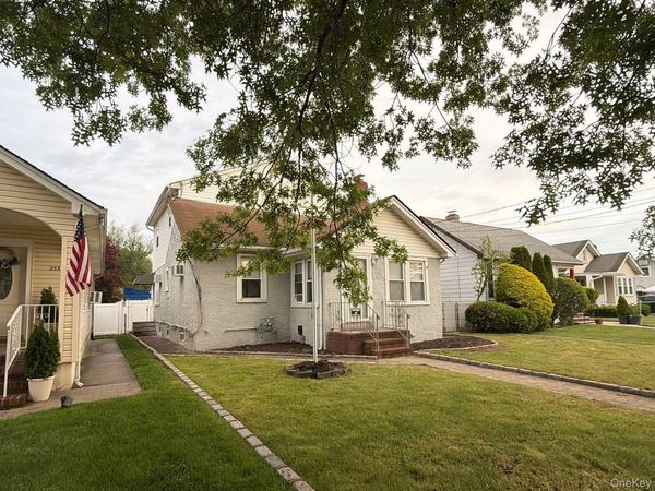 255 Rolling Street , Malverne, NY 11565