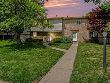 887 Kirts Boulevard, Troy, MI 48084