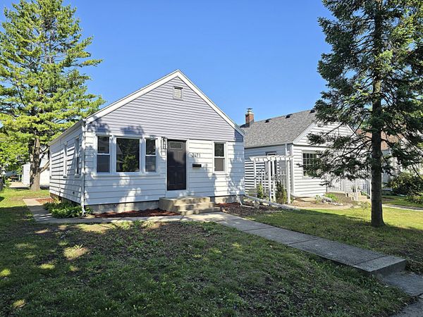 2471 S 74th St, West Allis, WI 53219