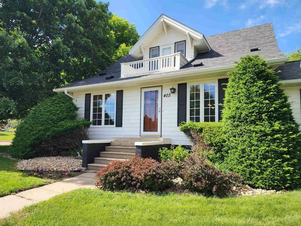 403 1st St., Hull, IA 51239