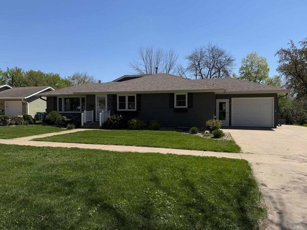 601 Concord Ave NE, Orange City, IA 51041