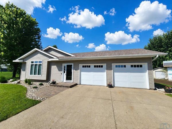 1165 6th Ave. Circle NE, Sioux Center, IA 51250