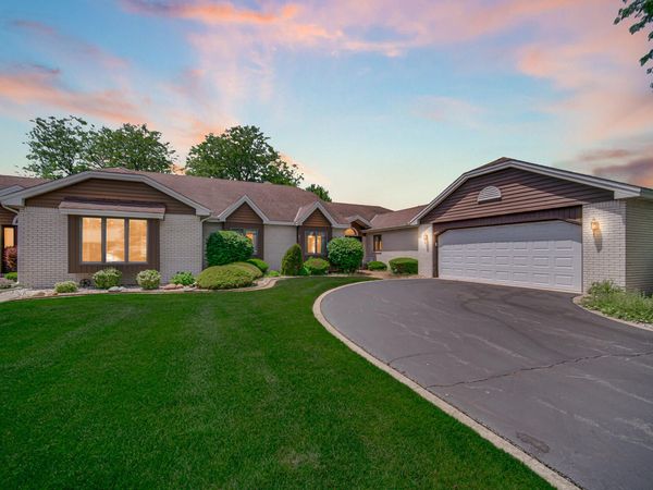 32 Gleneagles Drive, Schererville, IN 46375