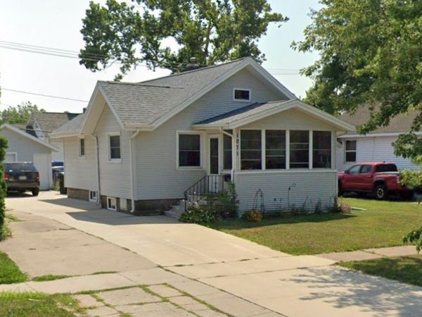 1071 F Avenue NW, Cedar Rapids, IA 52405