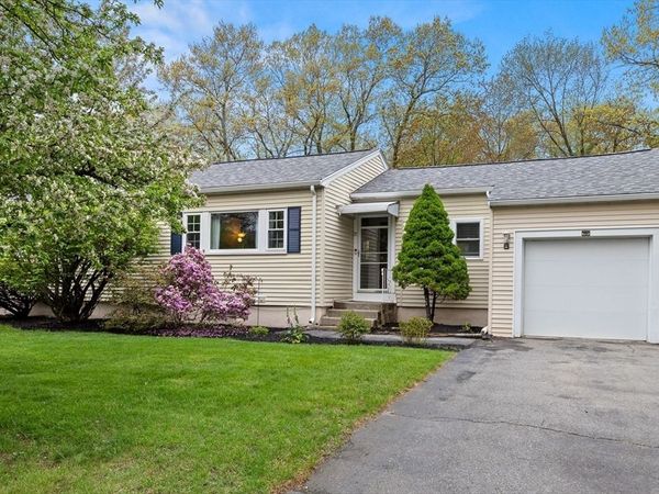111 Locke Rd, Chelmsford, MA 01824